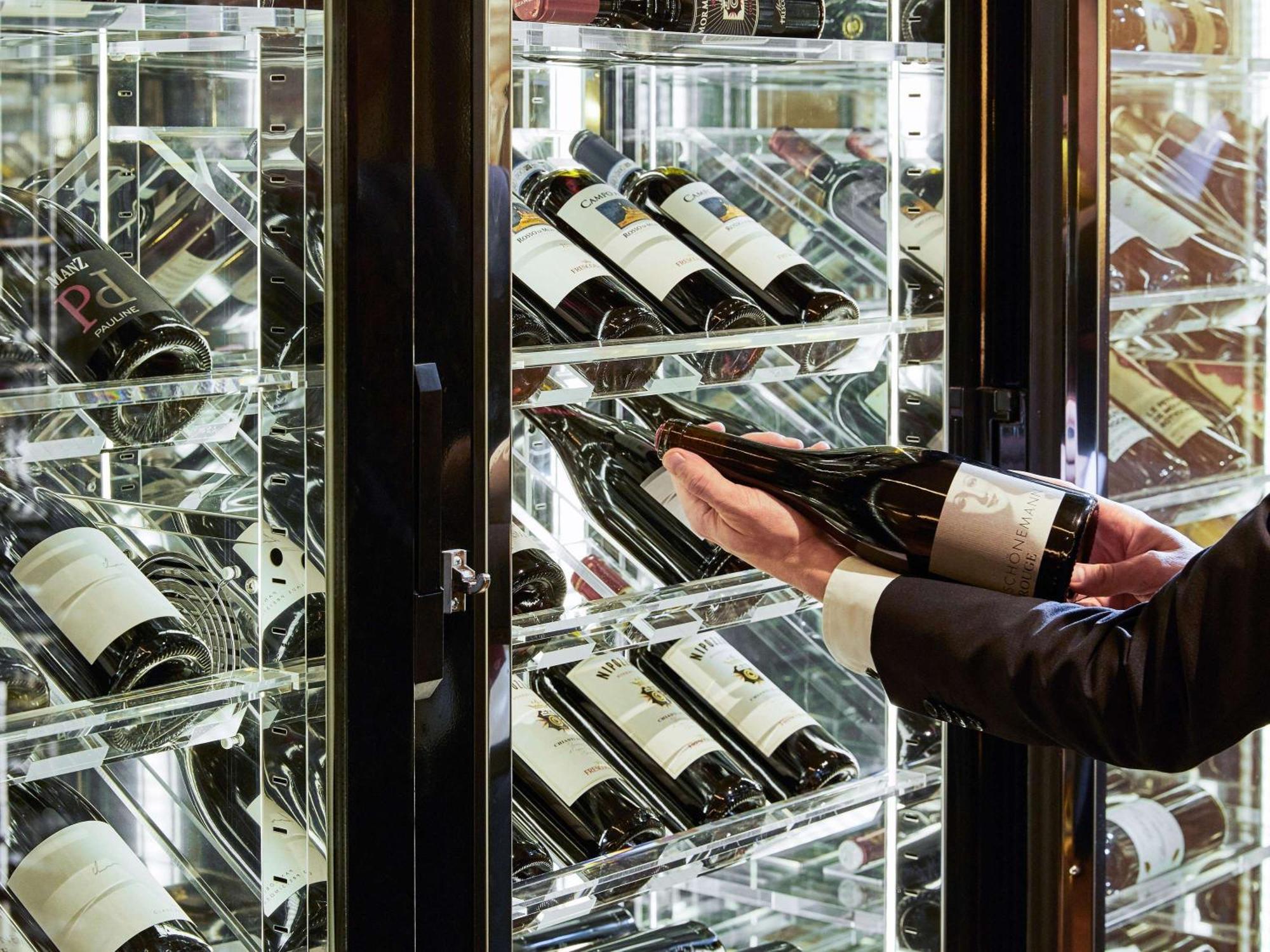 Sofitel Frankfurt Opera Hotel Франкфурт на Майн Екстериор снимка Wine storage