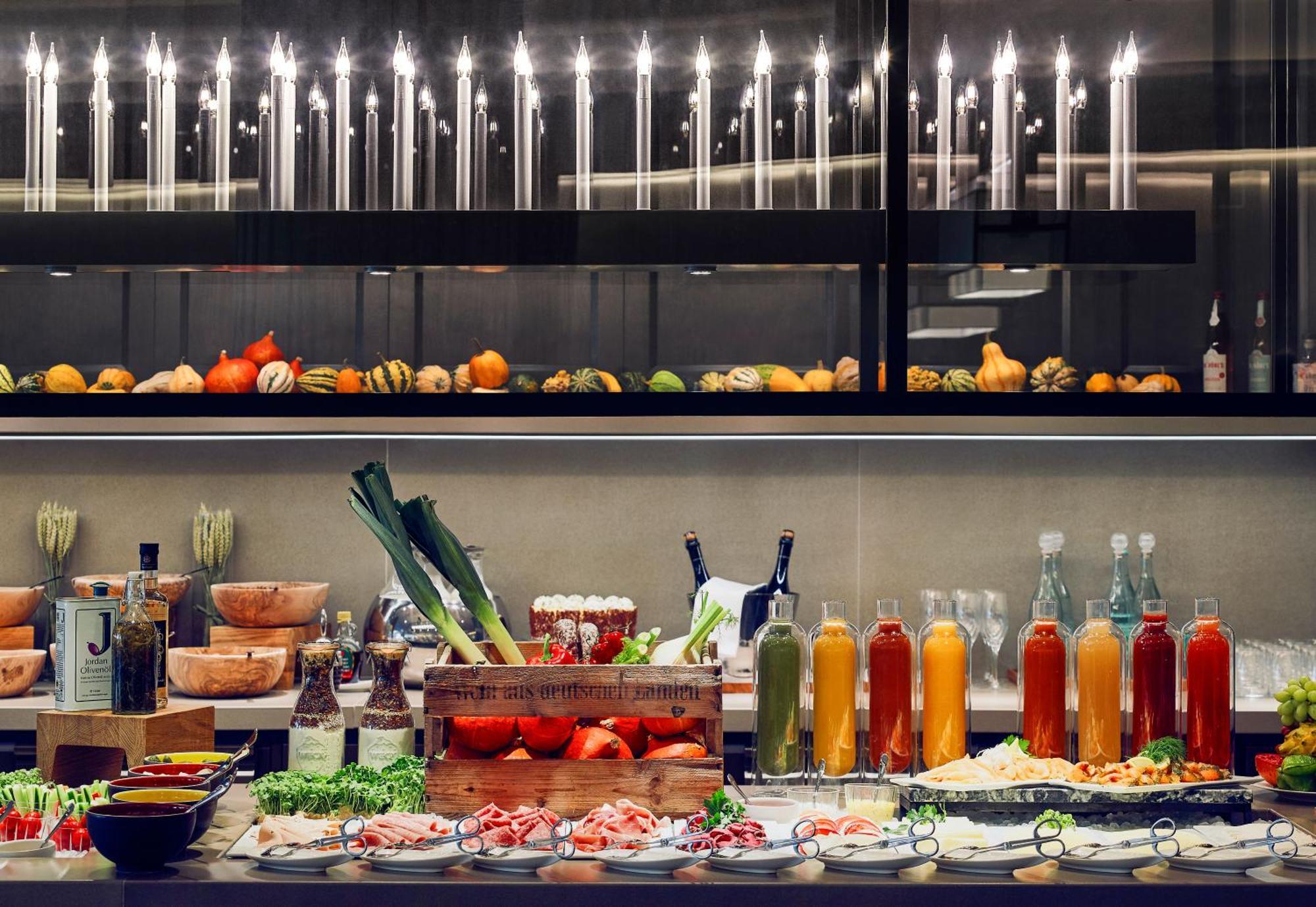 Sofitel Frankfurt Opera Hotel Франкфурт на Майн Екстериор снимка A salad bar