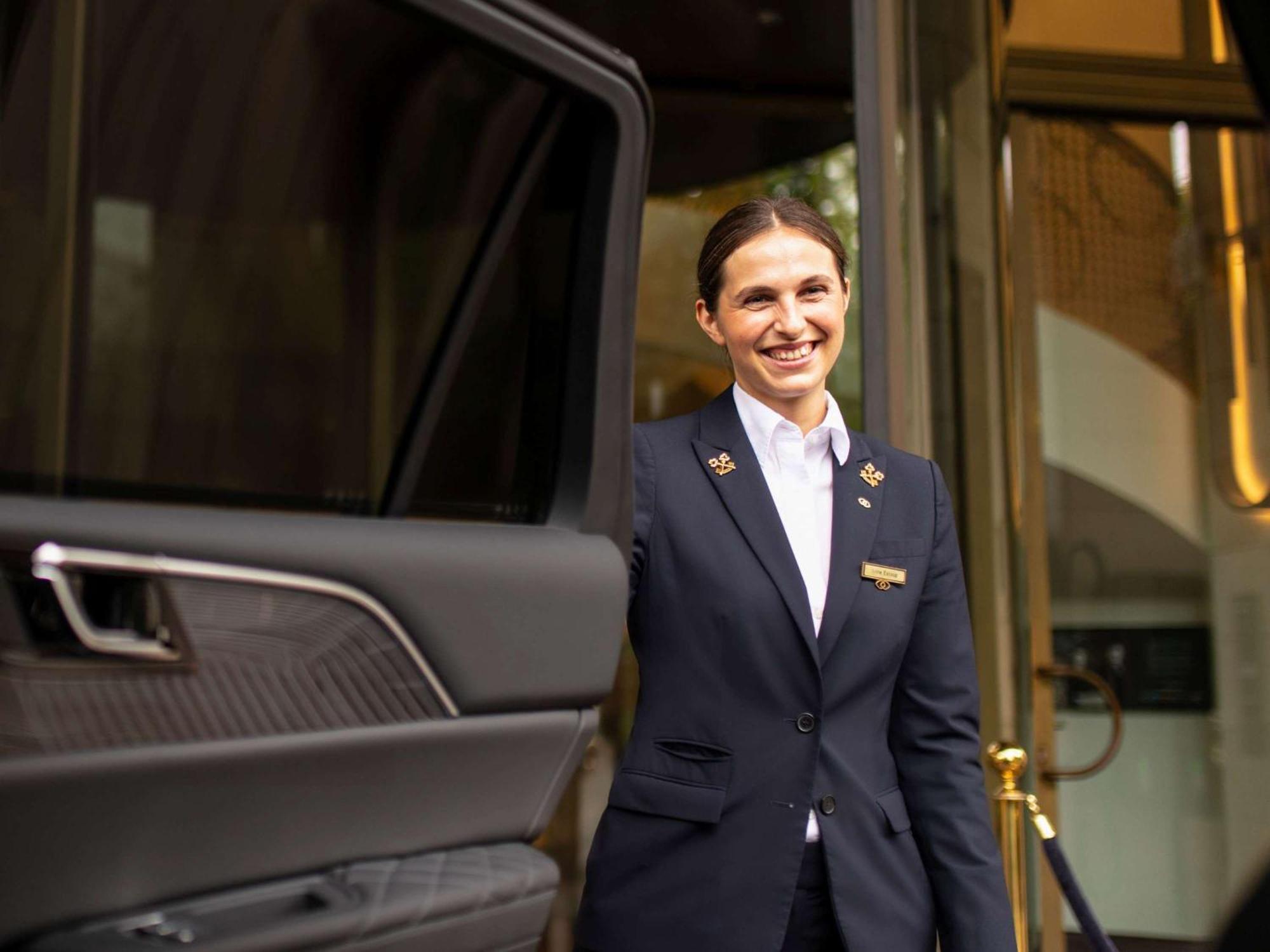 Sofitel Frankfurt Opera Hotel Франкфурт на Майн Екстериор снимка A chauffeur at the airport