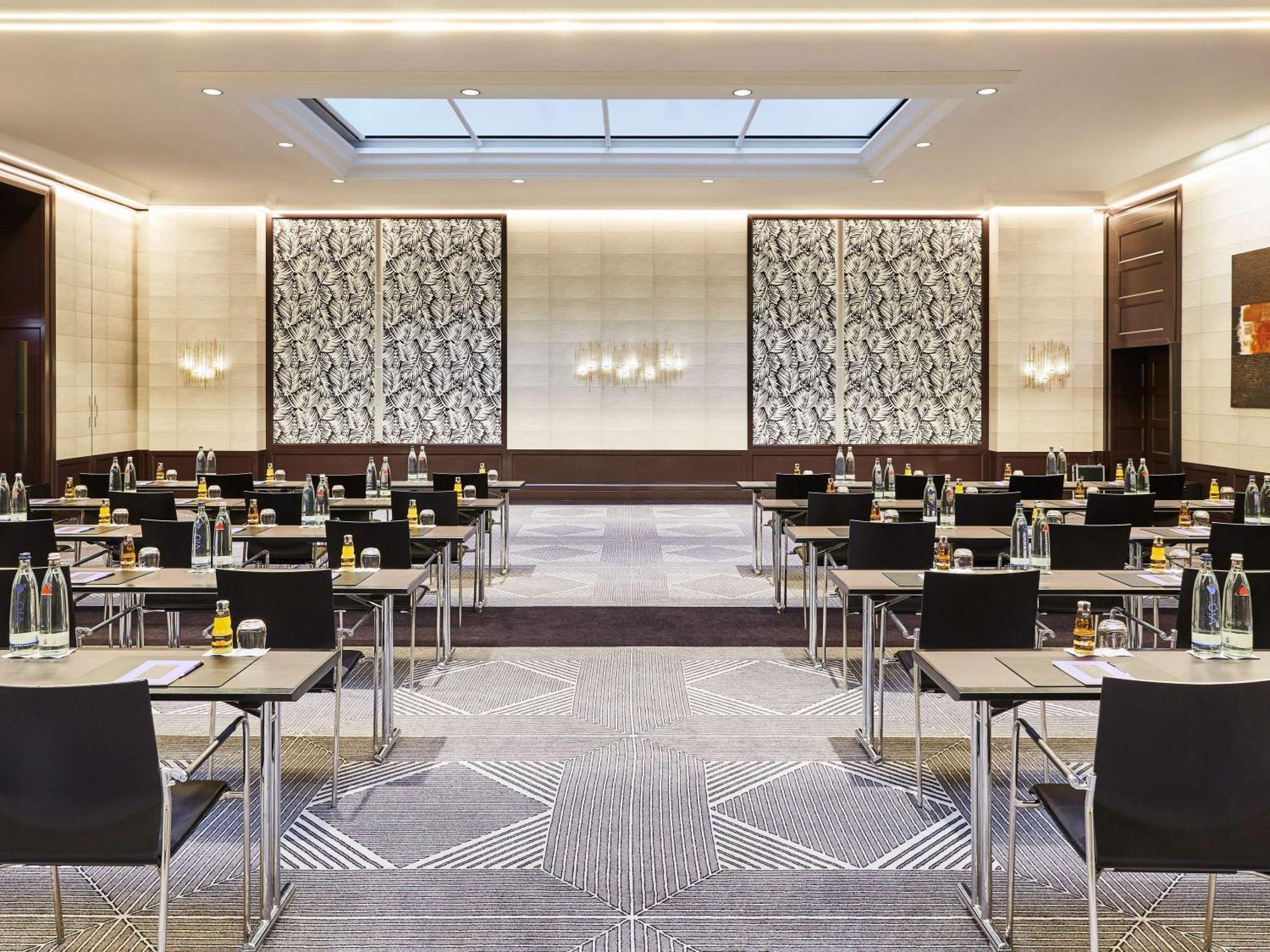 Sofitel Frankfurt Opera Hotel Франкфурт на Майн Екстериор снимка Meeting room