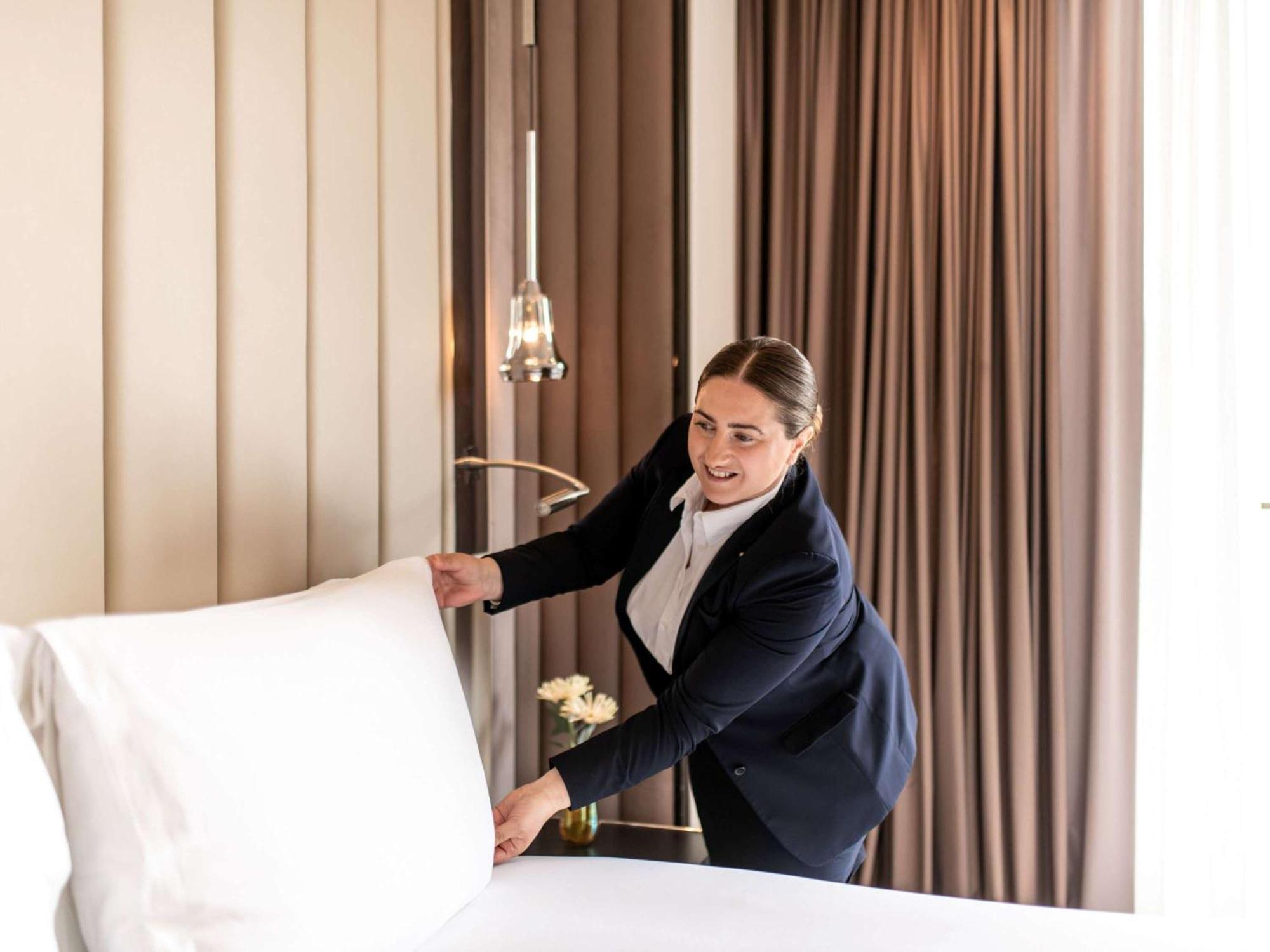 Sofitel Frankfurt Opera Hotel Франкфурт на Майн Екстериор снимка A chambermaid making a bed