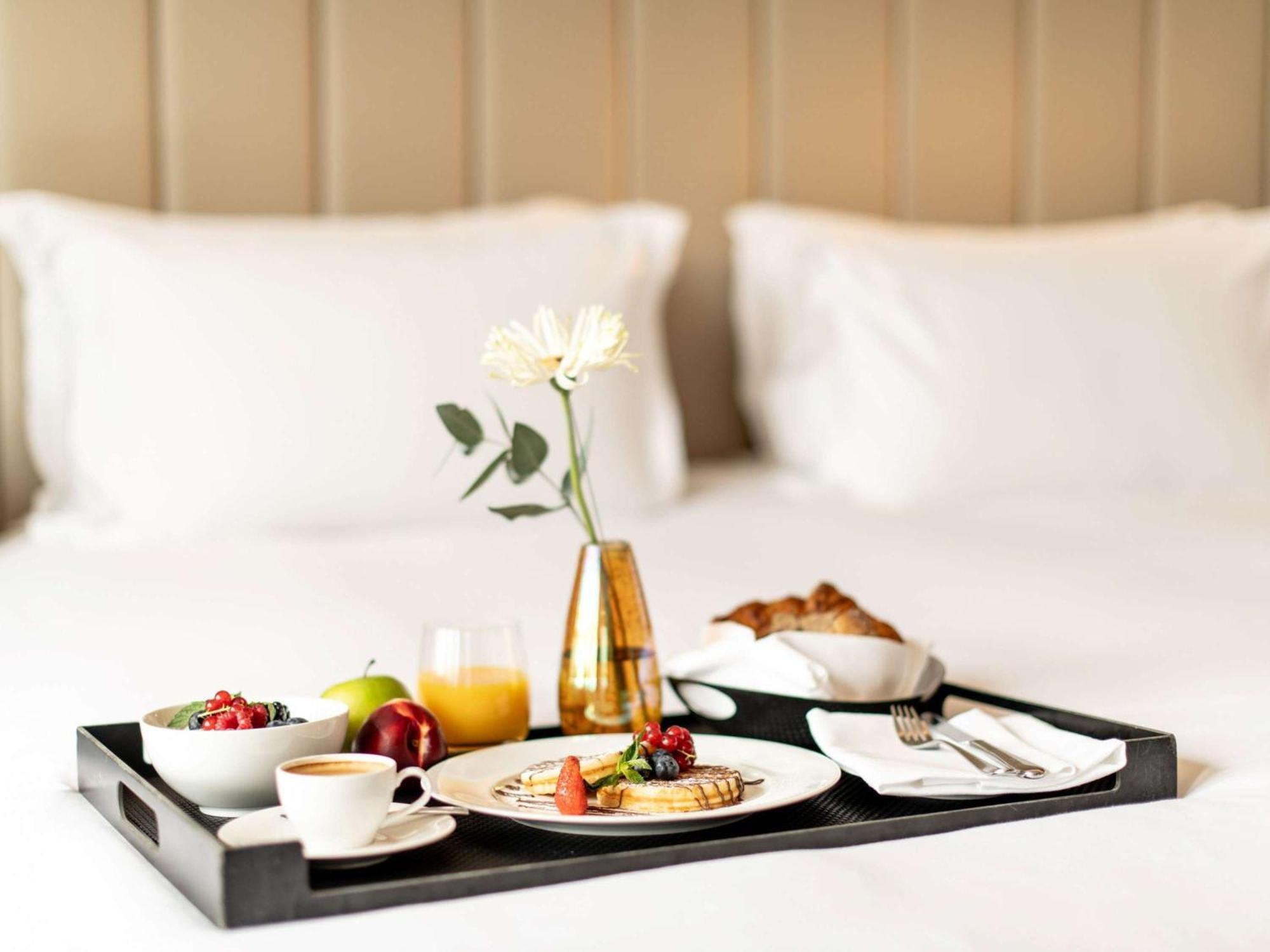 Sofitel Frankfurt Opera Hotel Франкфурт на Майн Екстериор снимка Room service