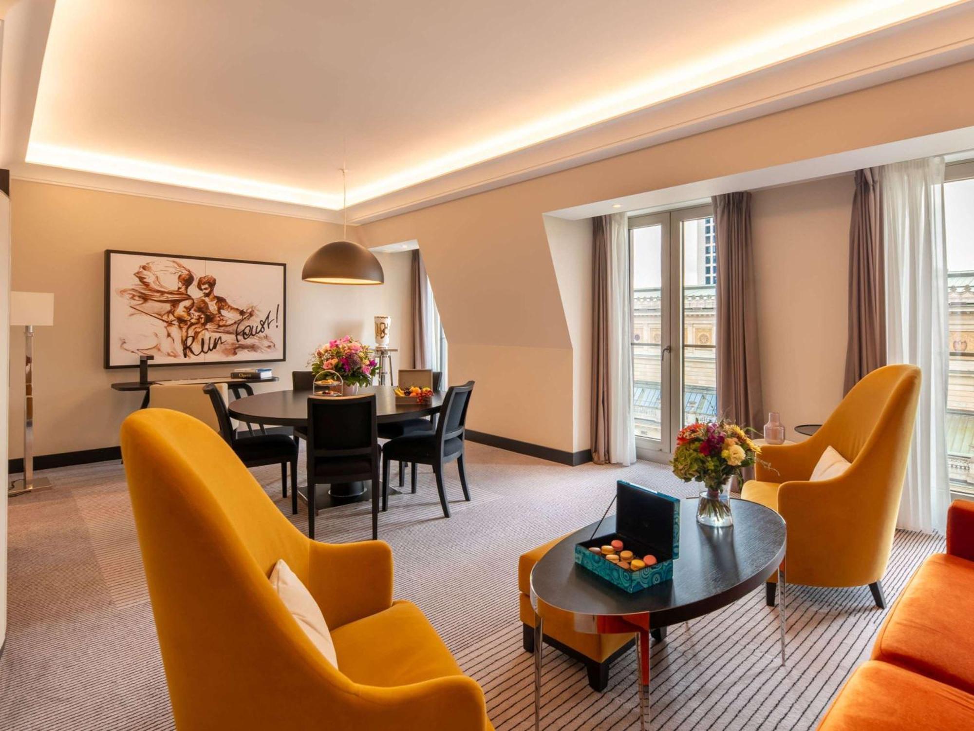 Sofitel Frankfurt Opera Hotel Франкфурт на Майн Екстериор снимка The Savoy's renovated rooms