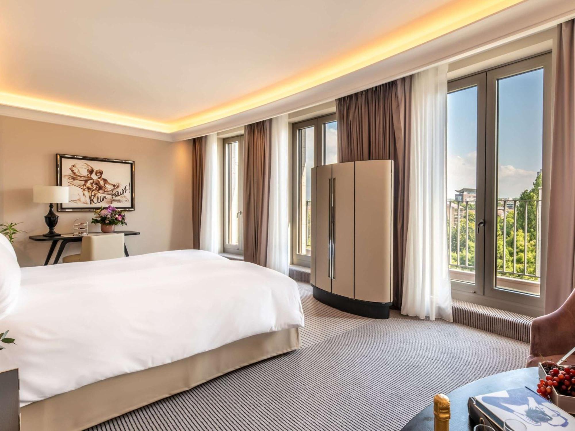 Sofitel Frankfurt Opera Hotel Франкфурт на Майн Екстериор снимка A bedroom at the hotel