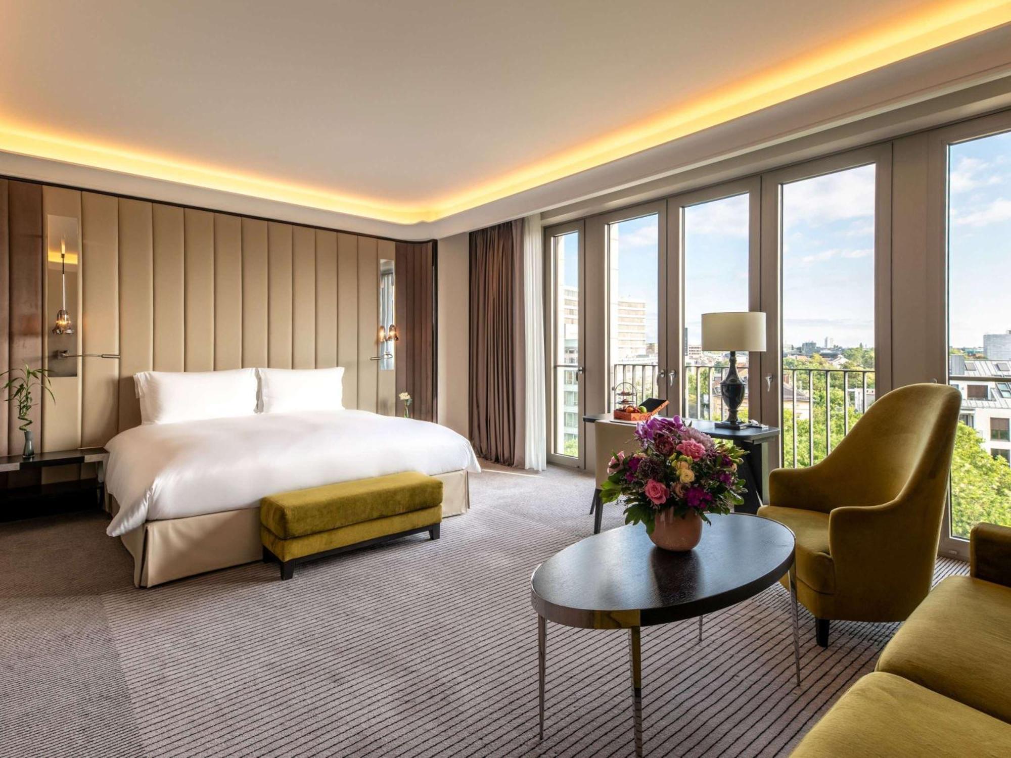 Sofitel Frankfurt Opera Hotel Франкфурт на Майн Екстериор снимка A suite at the InterContinental Paris Le Grand